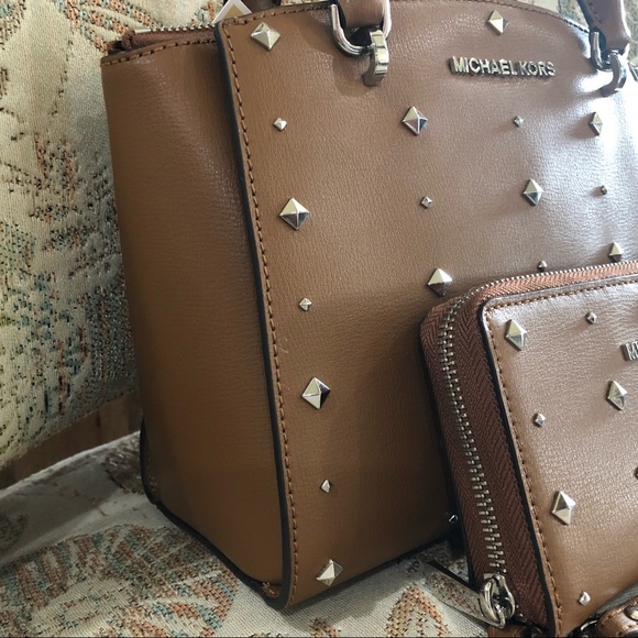 ❗️SOLD❗️Michael Kors Ellis Purse studded wristlet - Picture 3 of 8